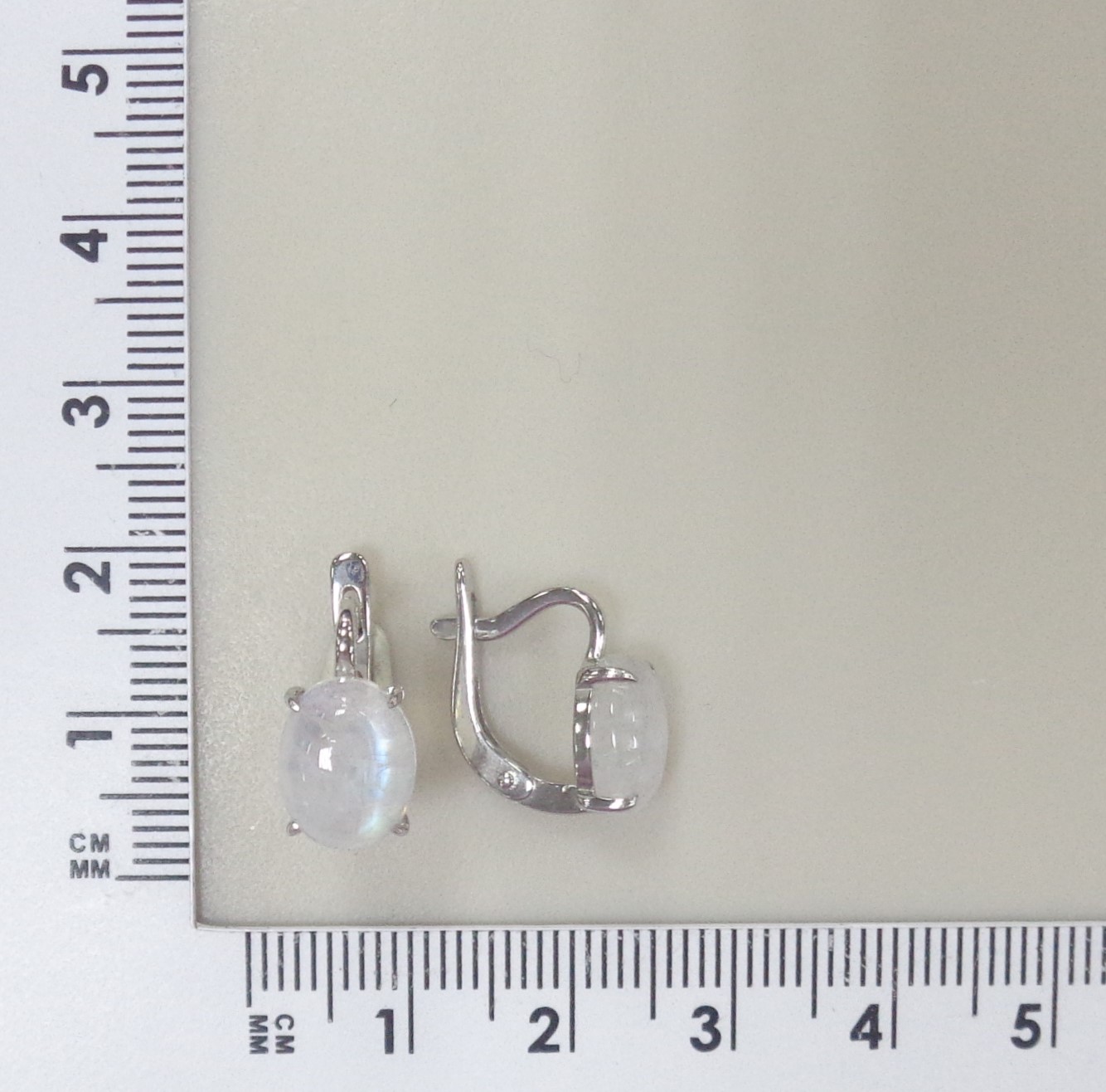 Серебряные серьги с лунными камнями